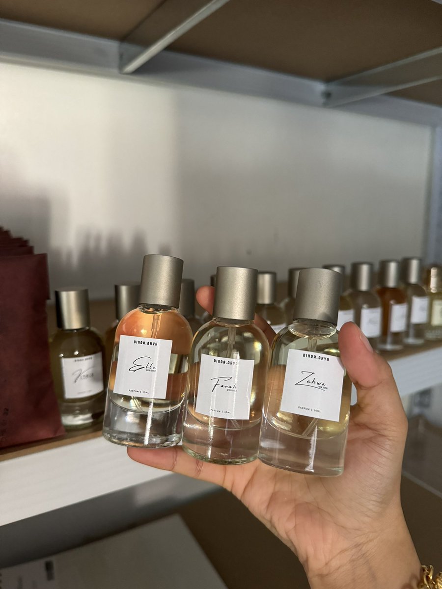 anisaniesa's tweet photo. 3 bau baru dari Dinda Arya : 

Zahwa - if suka Dhian mesti akan suka Zahwa. Bau bunga fresh 💐

Farah - this one bau campuran citrus and flora. kalau pernah bau gucci flora sila try ni juga 🍊

Elle - suka champagne toast bbw? wajib try Elle. Bau sweet + fruity + vanilla 🍬 https://t.co/JNE0gqn6Xi