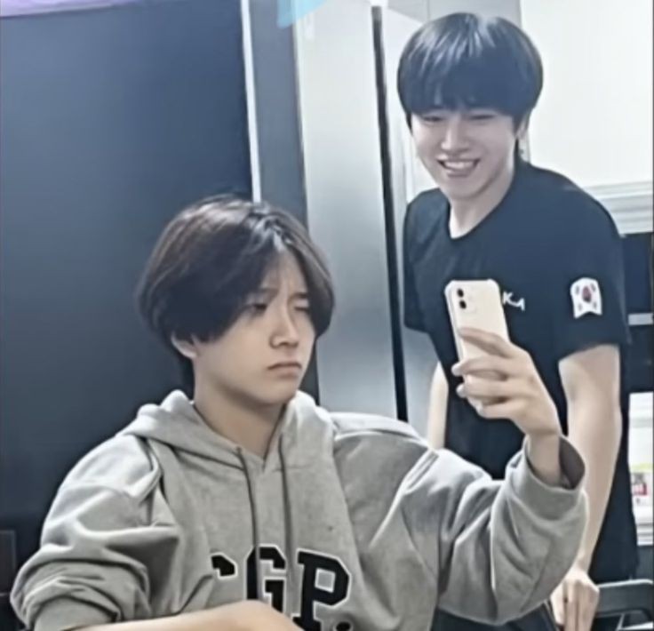 bonedofess's tweet photo. sudah kah kalian melihat foto predebut real maknae dan fake maknae -bnd yang satu ini??? https://t.co/XcmtmiAz09