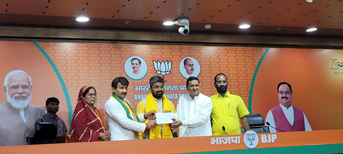 Youtuber Ma.nish K.asyap joins BJP. Obviously, spreading fake news is quite rewarding these days He was one of those who posted fake videos about Bihar migrants being attacked in Tamil Nadu, which could have caused serious law & order problems in TN! .