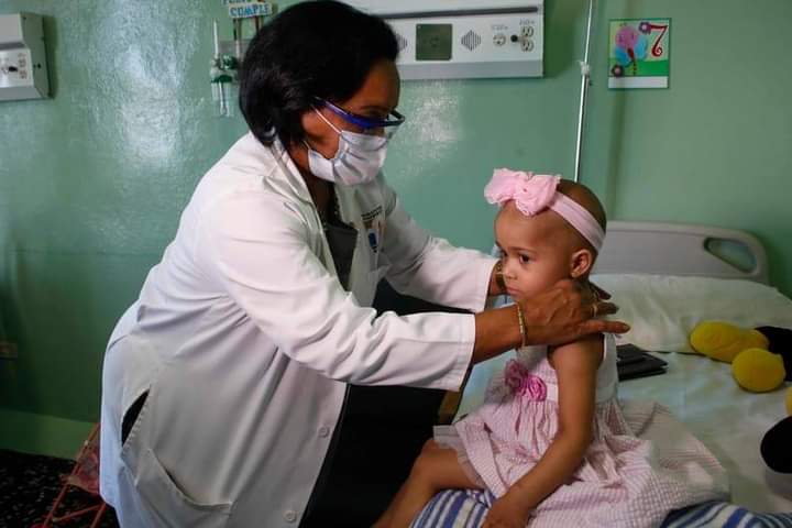 #PorCubaJuntosCreamos En Cuba se detectan de 300 y hasta 400 niños con cáncer cada año, para quienes se garantiza la atención médica en los nueve centros destinados al tratamiento del cáncer pediátrico en el país. El bloqueo impide una mejor atención.  #NoMásBloqueoACuba