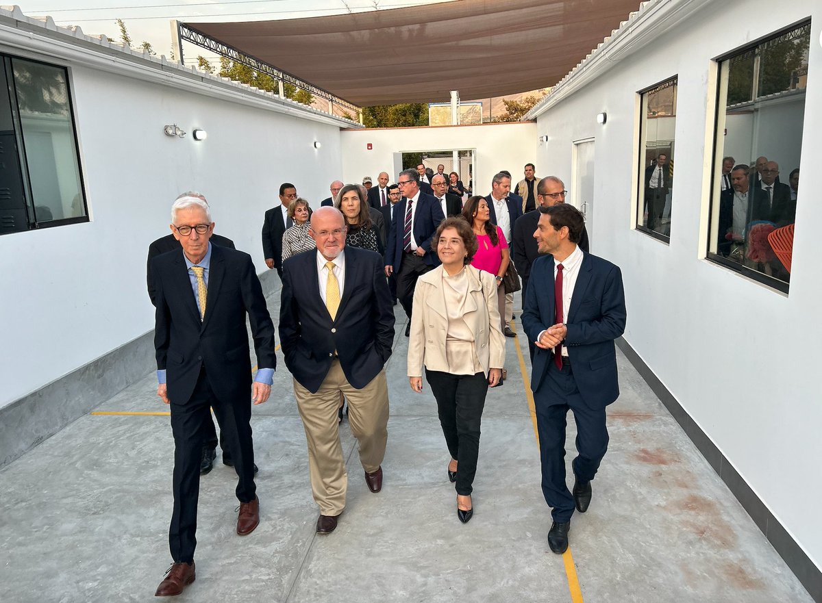 FrancePerou's tweet photo. El presidente de la Asociación Civil del Colegio Franco Peruano, Jorge Bruce, y el director del Colegio, Jean Dayet, junto con los arquitectos del famoso estudio #BarclayCrousse hicieron visitar la obra de las nuevas instalaciones del @lfrancope en Surco (Lima)
3/4 https://t.co/P68sDZ7RuF