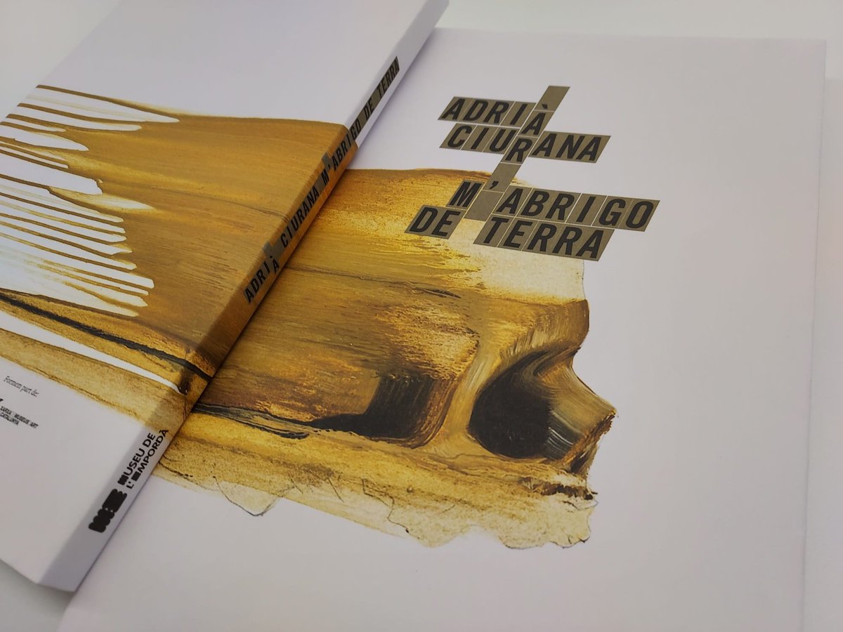 Amb motiu de l'exposició 'Adrià Ciurana. M'abrigo de terra', s'ha editat un catàleg que compta amb textos originals de l'artista i dels comissaris de la mostra, així com d'experts en l'artista, com Alexandra Laudo i Eudald Camps. 👇 #ExpoCiurana