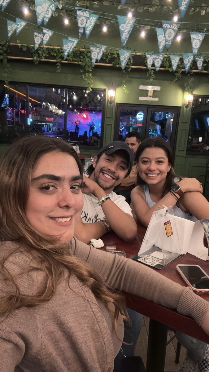 FatiVentura_'s tweet photo. Mi mejor amiga es la mejor y tiene a la mejor familia ❤️‍🩹 https://t.co/KfX6yyKnqm