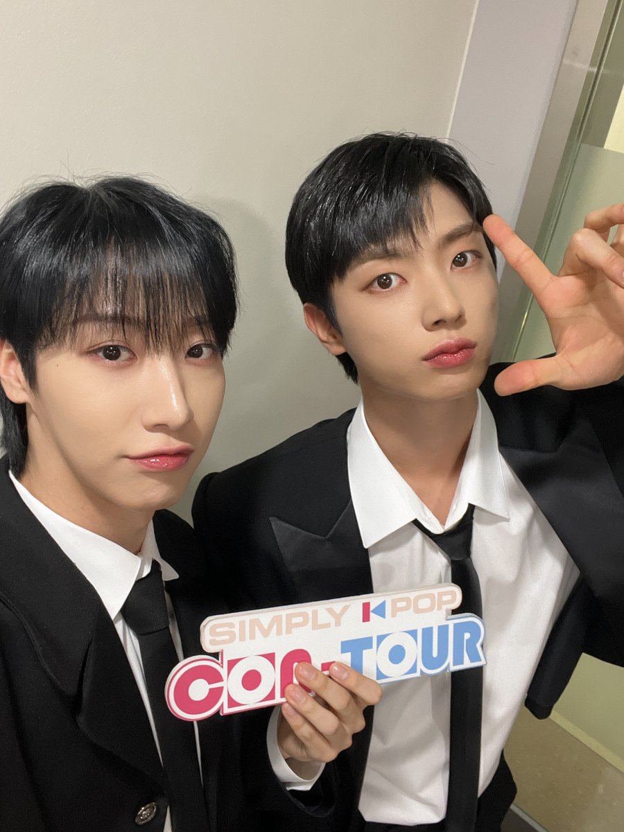 "...왜 울었는데..."
".....양파 썰다가..!"
"왜 울었냐고.."
"양파 때문이라고 대답했어."
"...원위가 양파냐..."

- 추억의 소각장 감상 中 -

#ONEWE #원위 #추억의소각장 
#SimplyCONTOUR #심플리케이팝