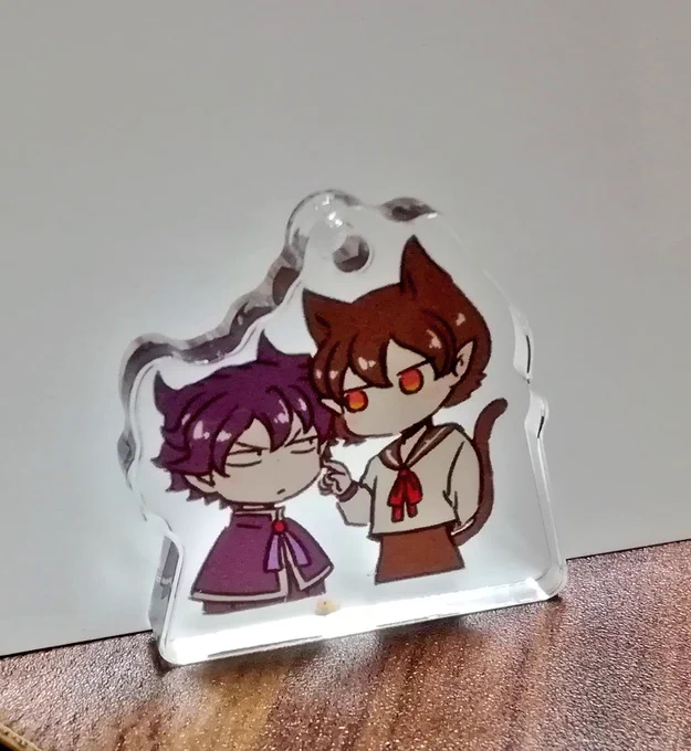 カルオペアクスタきてた!!!チェーンもついてるから持ち歩けるけど不安だなチェーン明日あたり通販受付できたらいいな 