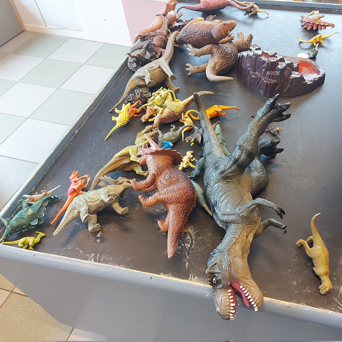 juliandebacker's tweet photo. My son's school is having a dinosaur day. Think I'm staying here today. #dinosaur #jackhorner #sparednoexpense https://t.co/e1bp6hyCtQ