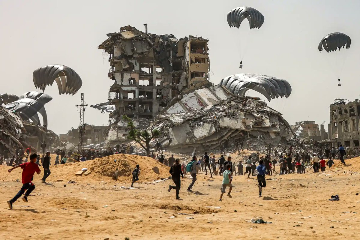 The work of #JoeBiden and #JakeSullivan 
First , 1 ton unguided bombs ..then food 

Palestinians rush to landing humanitarian aid packages in #Gaza
Photo: AFP/Getty Images

#bibi #Netanyahu and #Israel are clearly fully involved in #Genocide 
#Metacrisis is speeding 🆙  
#WW3