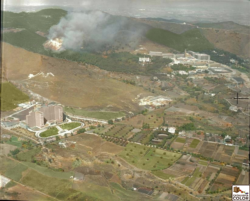 CatalunyaColor's tweet photo. L' Hospital de la Vall d'Hebron l'any 1957, abans de la construcció de Montbau. 

📸TAF Helicòpters https://t.co/tyxGGDx0iJ