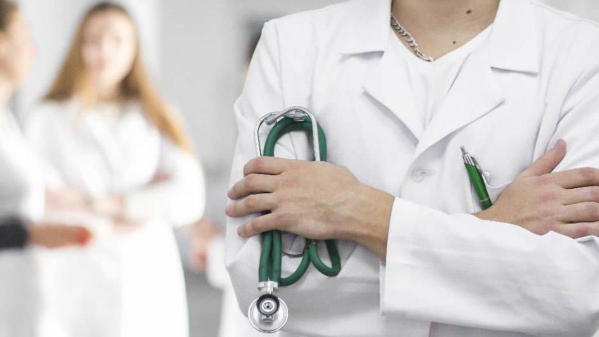 JordiCruzS's tweet photo. Falten metges?
#ObroFil
Sí, i encara en faltaran més, així que augmenten les places per estudiar medicina: 8357 (6626 a la pública). Després, examen MIR per escollir especialitat i formar-se durant 4 anys; 8722 places, 2492 de metge de família.
Es presenten 12.700 llicenciats… https://t.co/ufP9YyRQko