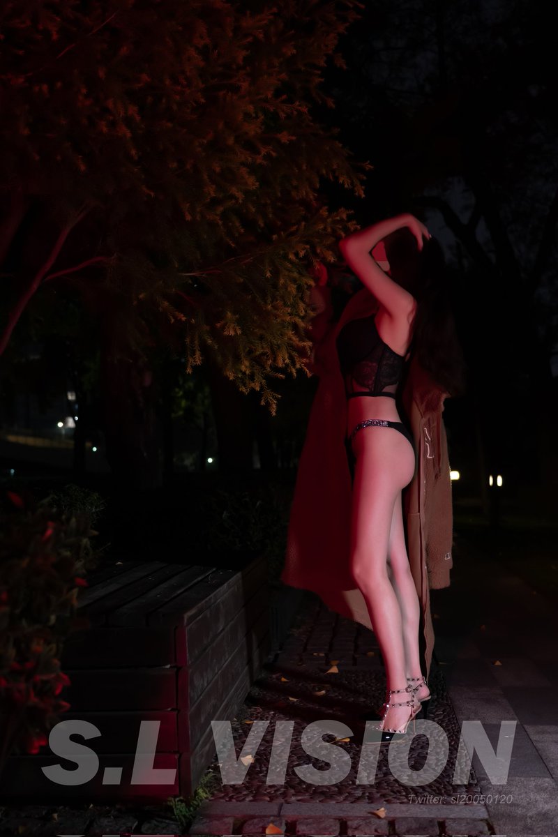 2022依妹儿露出记5️⃣
冬日的机场最适合放飞自我。
旁边还有两对陌生的小情侣时不时偷瞄过来，大大方方的看嘛，我们不介意你们加入😜
摄影：本人
@JiRenFQ 
#摄影 #约拍 #成都 #成都约拍 #夫妻交友 #换妻 #人体摄影 #私房摄影 #人妻 #人妻诱惑 #巨乳 #私房写真 #露出 #户外露出 #人前露出