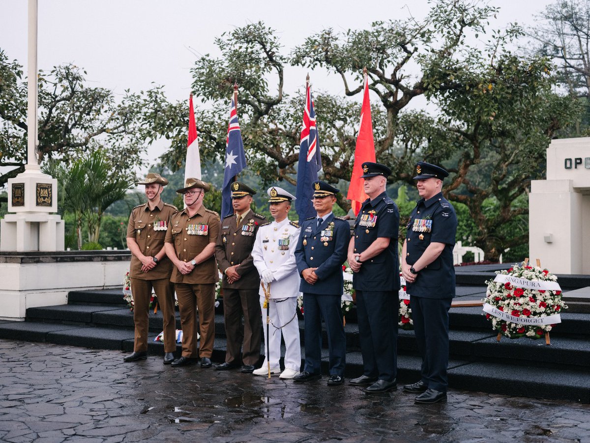 #AnzacDay in Bandung was led by LTCOL Lachy Fryer at the Dutch War Cemetery, attended by Mr Tom Pearce representing the🇦🇺Embassy;🇳🇱War Graves Foundation Director, Ms Eveline de Vink;🇦🇺military officers posted to local TNI colleges & officers from international military partners.