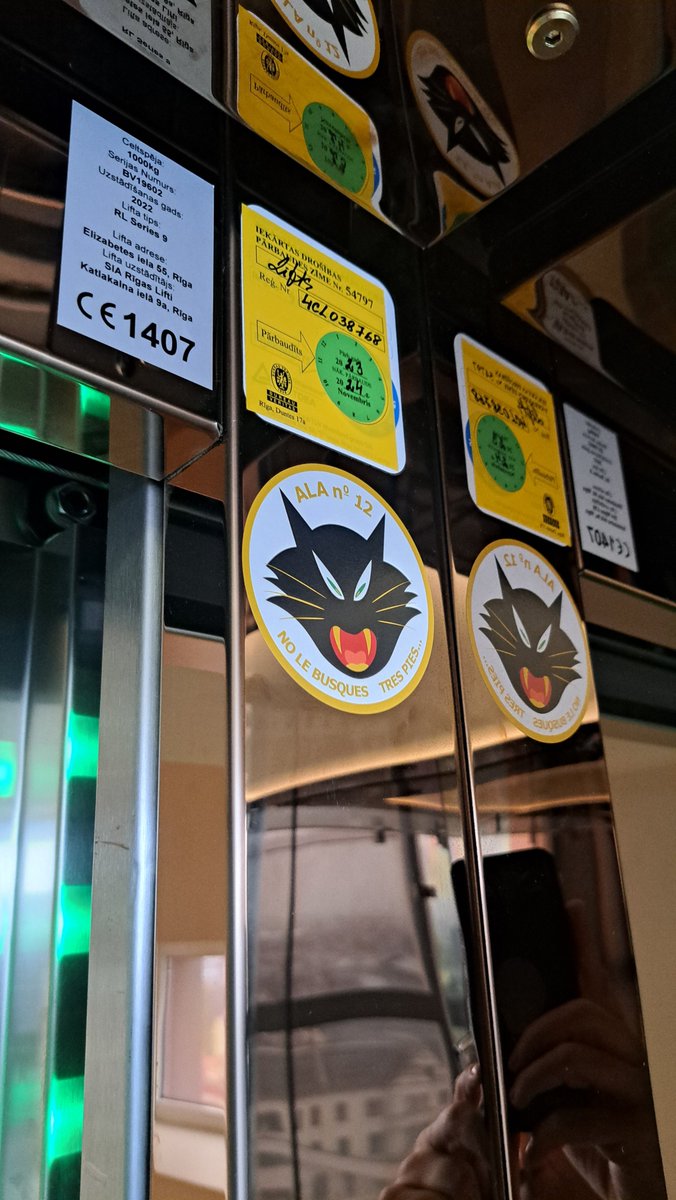 Por trabajo estoy en Riga, tomo el ascensor de un hotel y no sé si lo hemos vandalizado o salvado de la amenaza del eje del mal llevándole libertad.