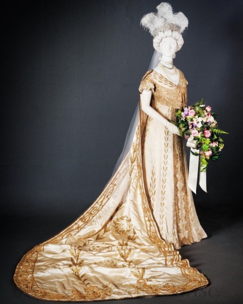 This #Frockingfabulous court gown is just far too casual and understated, no? #fashionhistory of c.1907, worn by American Ann Bloomfield Gamble Post during her presentation to King Edward VII and Queen Alexandra. Via the V&A.