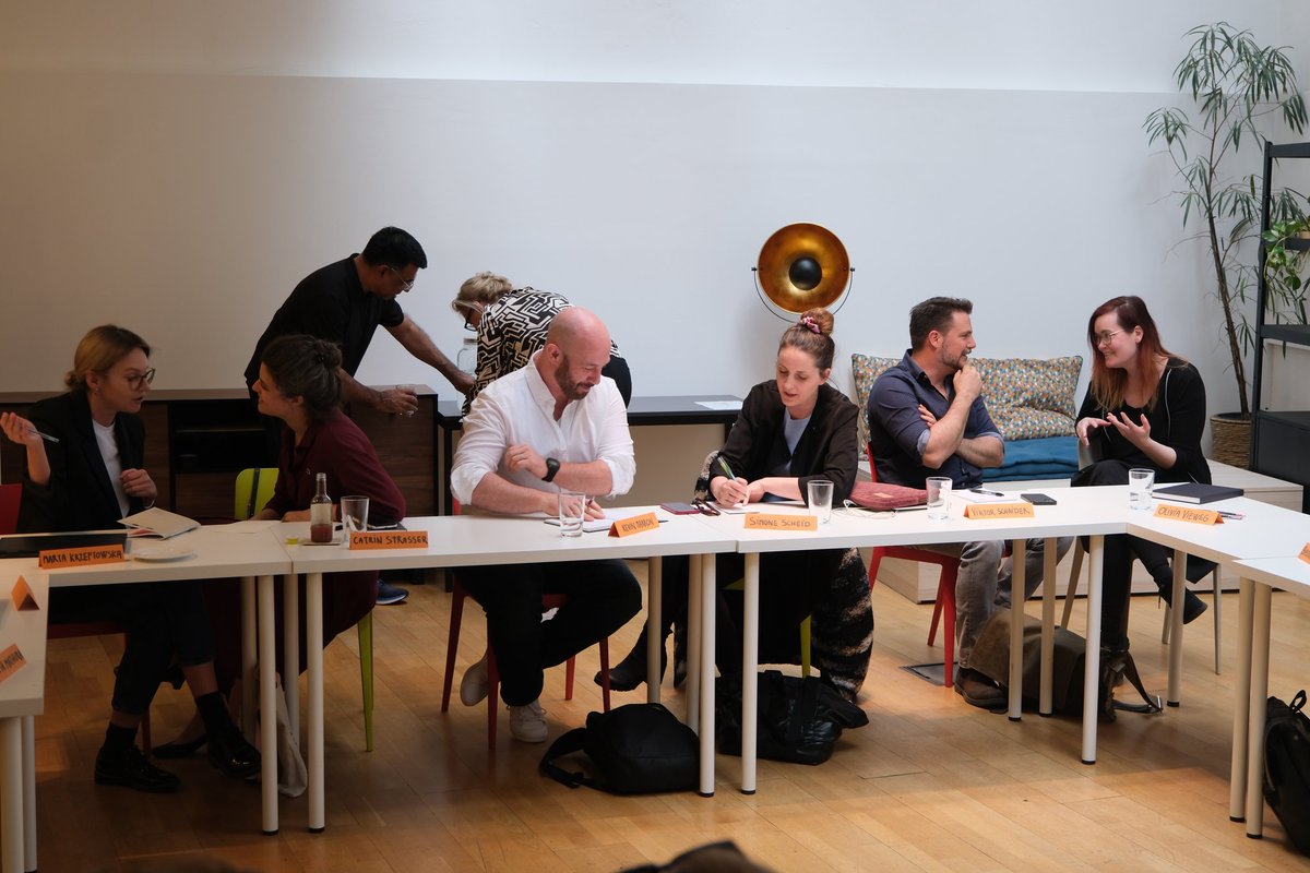 Schaut mal wie professionel wir letzte Woche in Wien die Masterclass vom International Screen Institute gerockt haben! ❤️ <a href="/screeninstitute/">ISI International Screen Institute</a> 
Hatte eine sehr tolle Zeit und liebe alle, die dabei waren!