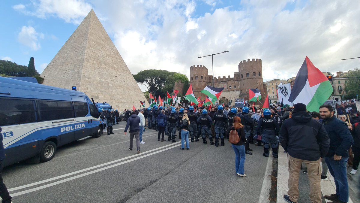 Roma Porta San Paolo Sionisti lanciano bombe carta e tentano più volte di caricare i solidali con la #Palestina