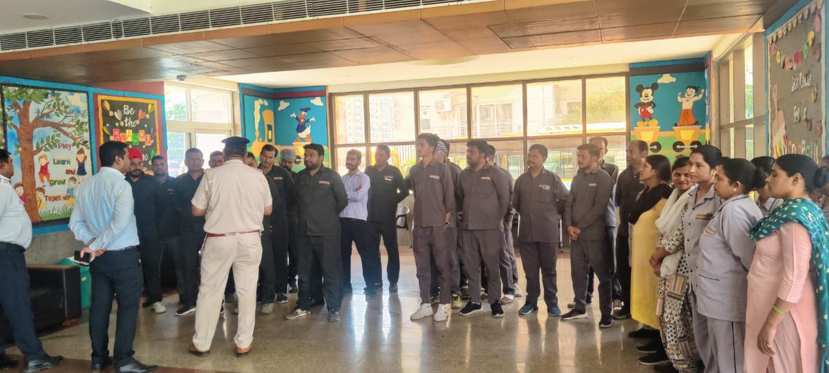 In furtherance of our efforts to make Faridabad roads safer, Faridabad traffic police sensitised School bus drivers at K.R Mangalam school sector 88 , regarding traffic rules , unnecessary honking and various Dos & Don'ts of road safety. @FBDPolice @DC_Faridabad