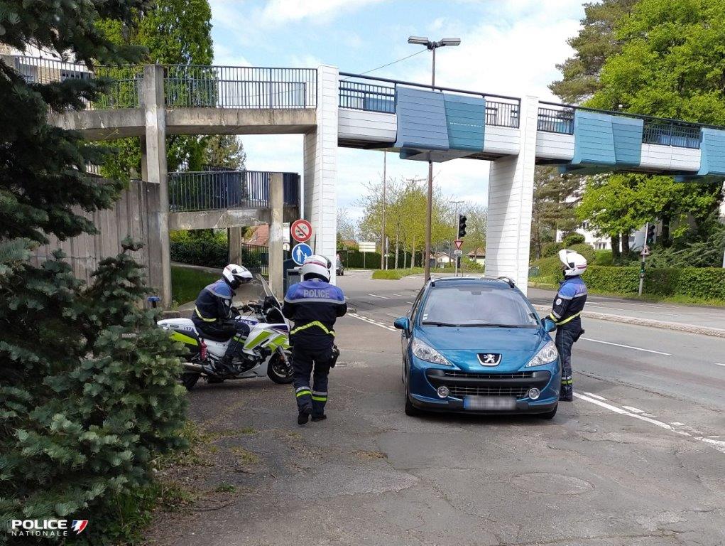 [#RoutePlusSure]
Opération de contrôles routiers effectuée par les motards à #Montbéliard le 23/04/2024
Trois verbalisations (immatriculation illisible, usage de 📱, défaut d'assurance)
Deux immobilisations
Une interpellation pour usage de stupéfiants