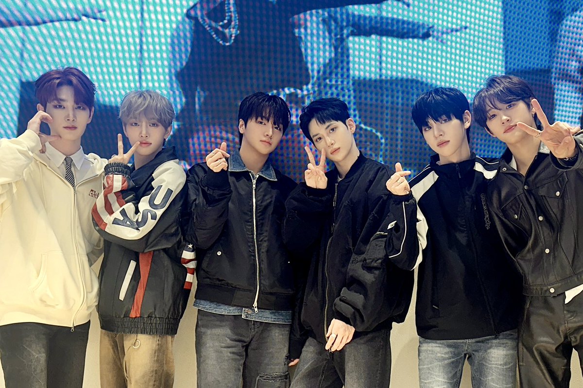 DRIPPIN's tweet photo. [📸] #DRP_PIC

◾2024. 04. 25
◽에버라인 팝업스토어

＿人人人人人人人人人人人人人＿
＞ 드리핀과 함께인 내가 lucky ＜
￣Y^Y^Y^Y^Y^Y^Y^Y^Y^Y￣
　　　┐( ∵ )┌
　 　 　 ( 　) 　
　　 　　┘|

📌 더현대 3층 에버라인 프로모션점

#DRIPPIN #드리핀
#Beautiful_MAZE https://t.co/60sBGNwXp2