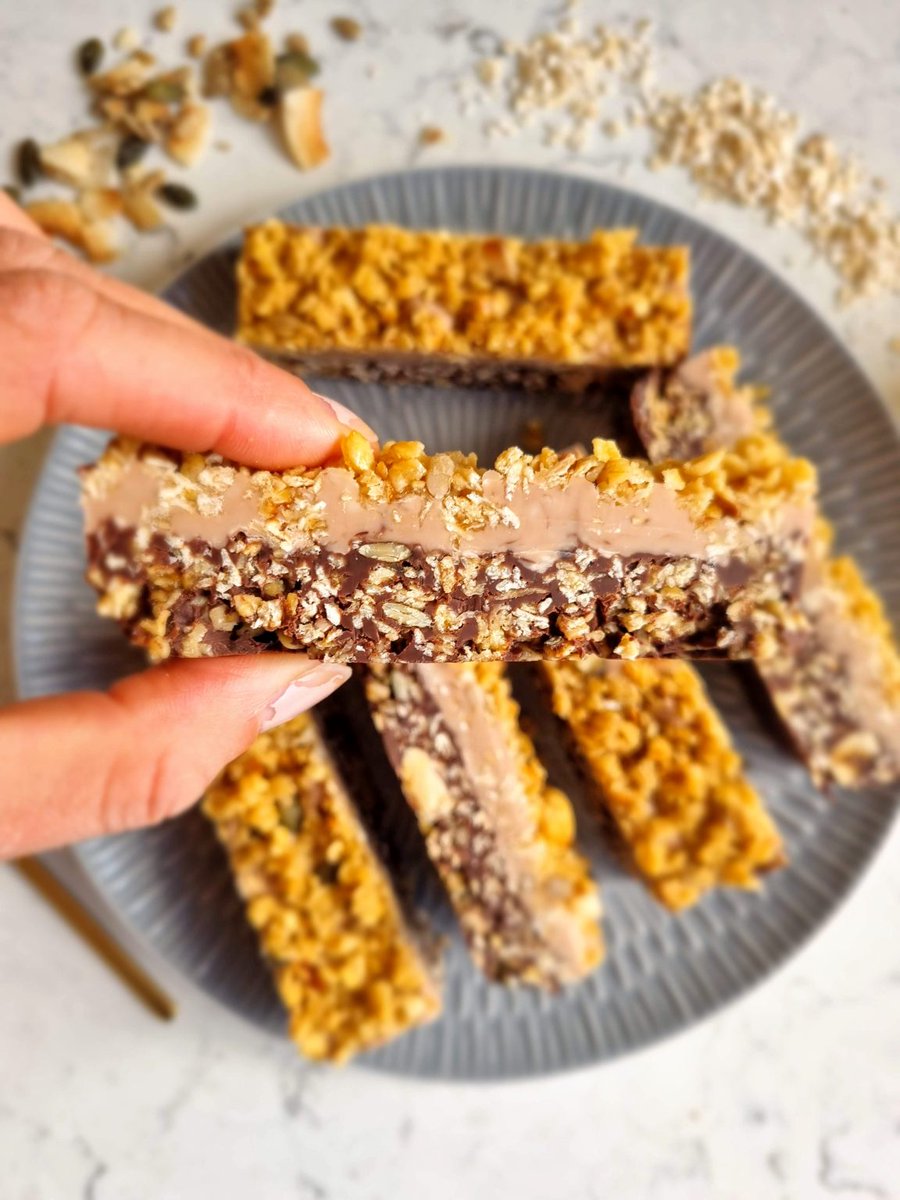 SpamellaB's tweet photo. LAYERED CHOCOLATE FLAPJACK BARS 🍫🍫🍫 With delicious layers of a chocolate oat flapjack, a peanut butter / Biscoff creamy layer and topped with crunchy nuts, seeds and granola, these are sure to be a hit with all the family 😋
https://t.co/yyCuHzOS9l https://t.co/OzF78H8M1Q