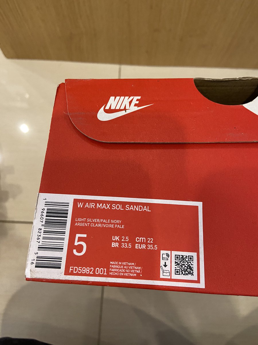 secondhandth63's tweet photo. NIKE AIR MAX SOL รองเท้าแตะผู้หญิง มือ2 ใส่4ครั้ง ซื้อของแท้จากโรบินสัน บิลใบเสร็จไม่อยู่จ้า แต่รับประกันของแท้แน่นอนค่ะ
พร้อมส่ง มี1คู่ถ้วนค่ะ🚛💨💨💨

👟line : @278fbrts
👟ขาย1,000บาทรวมส่งเอกชน/ราคาปกติ 3,000บาท 
👟Sizeสำหรัเท้า 22cm

#nikyairmaxsol #nikyรองเท้าแตะ #nikyairmax https://t.co/biw06wdfs3