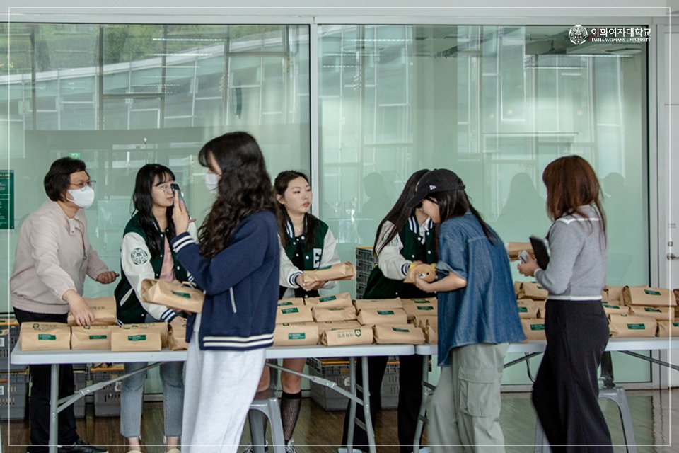 EwhaWomansUniv's tweet photo. [Reliable Ewha Love sketch] Good luck on your exams! 🙌

#examperiod #freesnack #fullstomach_fullscore #cheerup #ewhakimbab #eccstudentservice #untilFriday #ewhawomansuniversity #EWHA #UNIV

📷ᐧ https://t.co/8ddPbFWqYW