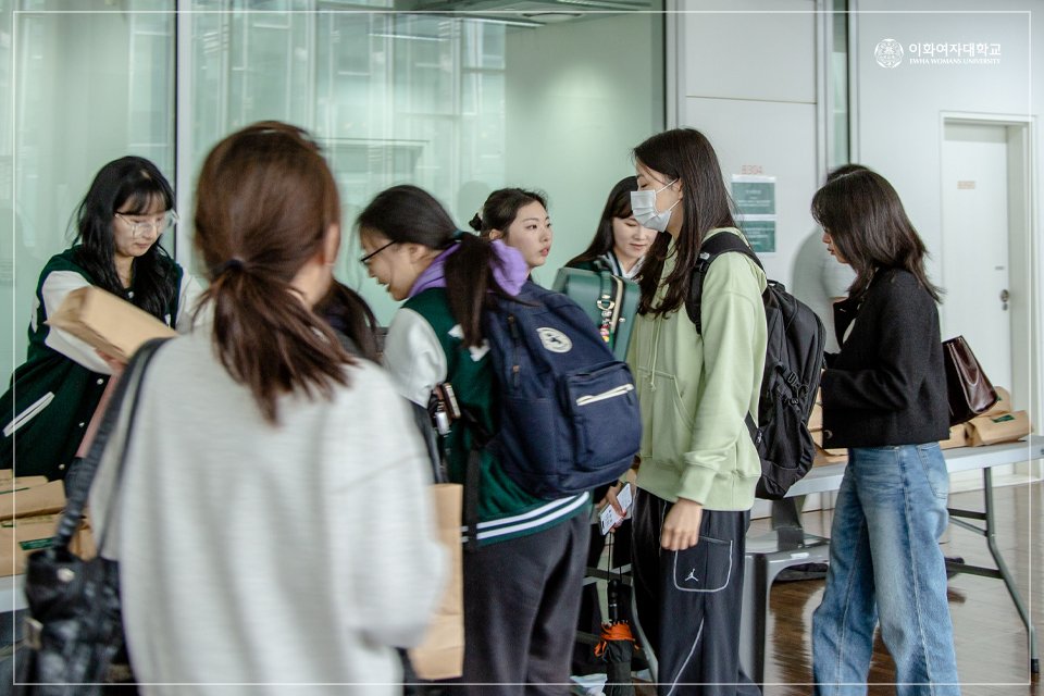 EwhaWomansUniv's tweet photo. [Reliable Ewha Love sketch] Good luck on your exams! 🙌

#examperiod #freesnack #fullstomach_fullscore #cheerup #ewhakimbab #eccstudentservice #untilFriday #ewhawomansuniversity #EWHA #UNIV

📷ᐧ https://t.co/8ddPbFWqYW