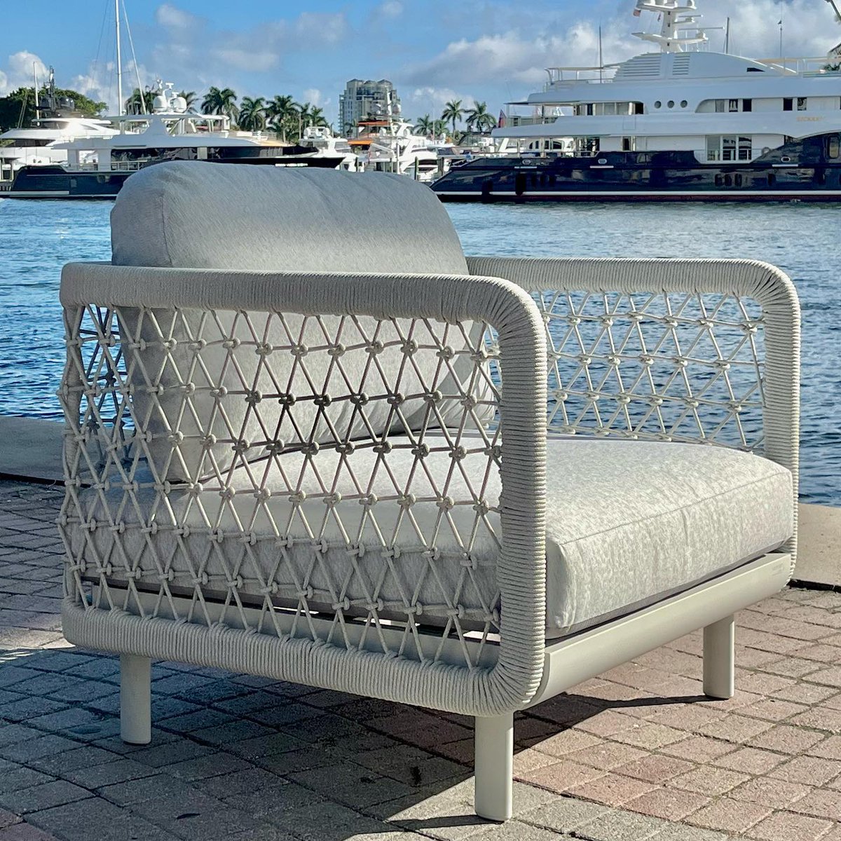Each piece is woven with care, adding a timeless charm to any space. Elevate your décor with artisanal craftsmanship. #COUTUREJardin #OutdoorFurniture #CLUBcollection  #HandcraftedRopes #RusticElegance