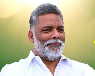 Gyaneshwar_Jour's tweet image. पूर्णिया लोक सभा अपडेट: निर्दलीय पप्पू यादव को वोट न देने के लिए बांटा जा रहा था रात से ही रुपैया. शिकायत के बाद एक्टिव हुई पुलिस ने अरविंद जायसवाल और महावीर मंडल को 10 लाख रुपयों के साथ रुपौली इलाके में पकड़ा. पूछताछ जारी. दोनों आरजेडी उम्मीदवार बीमा भारती के करीबी, कुछ लोग…