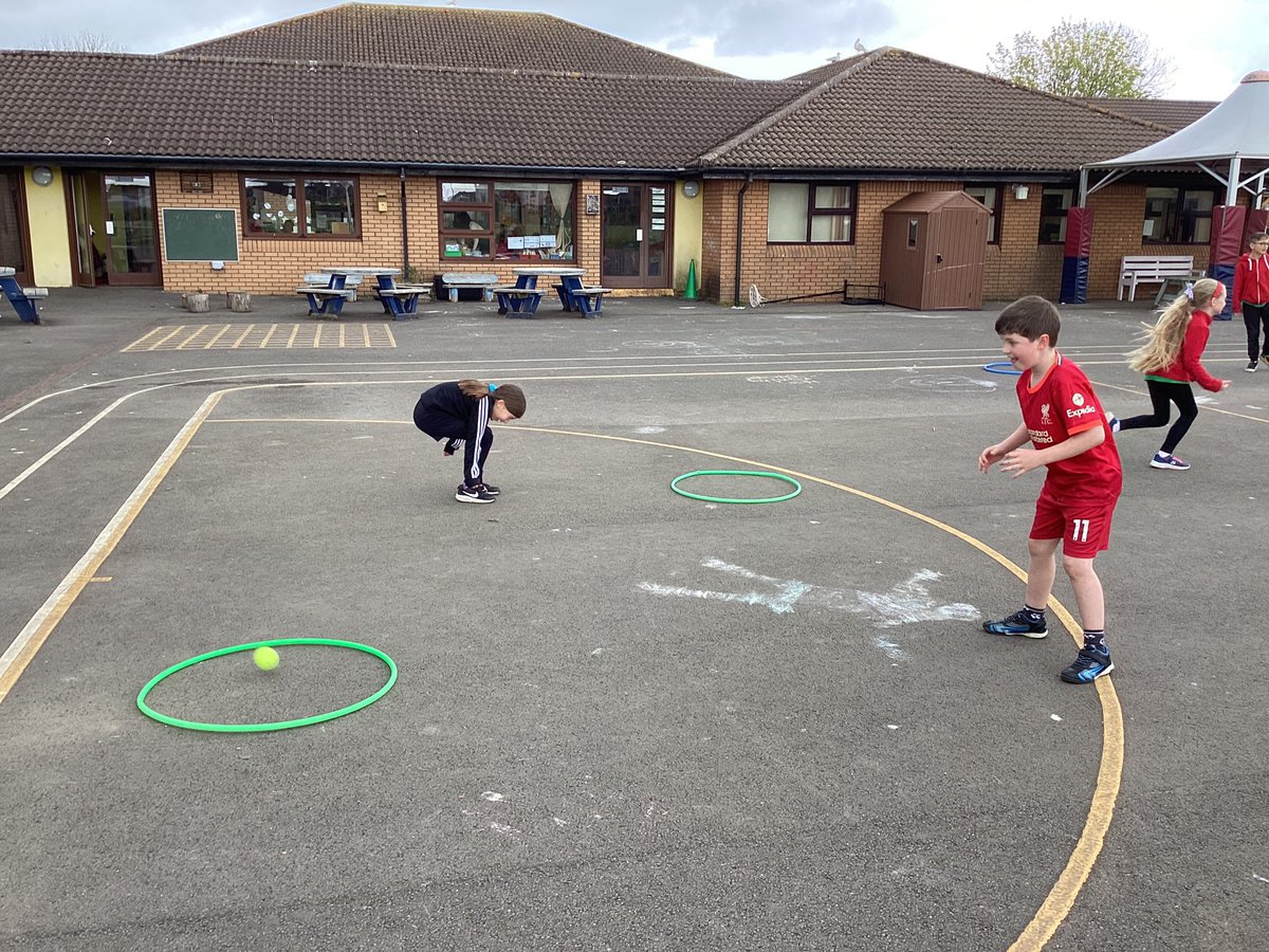 #SantesTydfil #year4 #HealthandWellBeing Good to be outside practising our tennis skills.