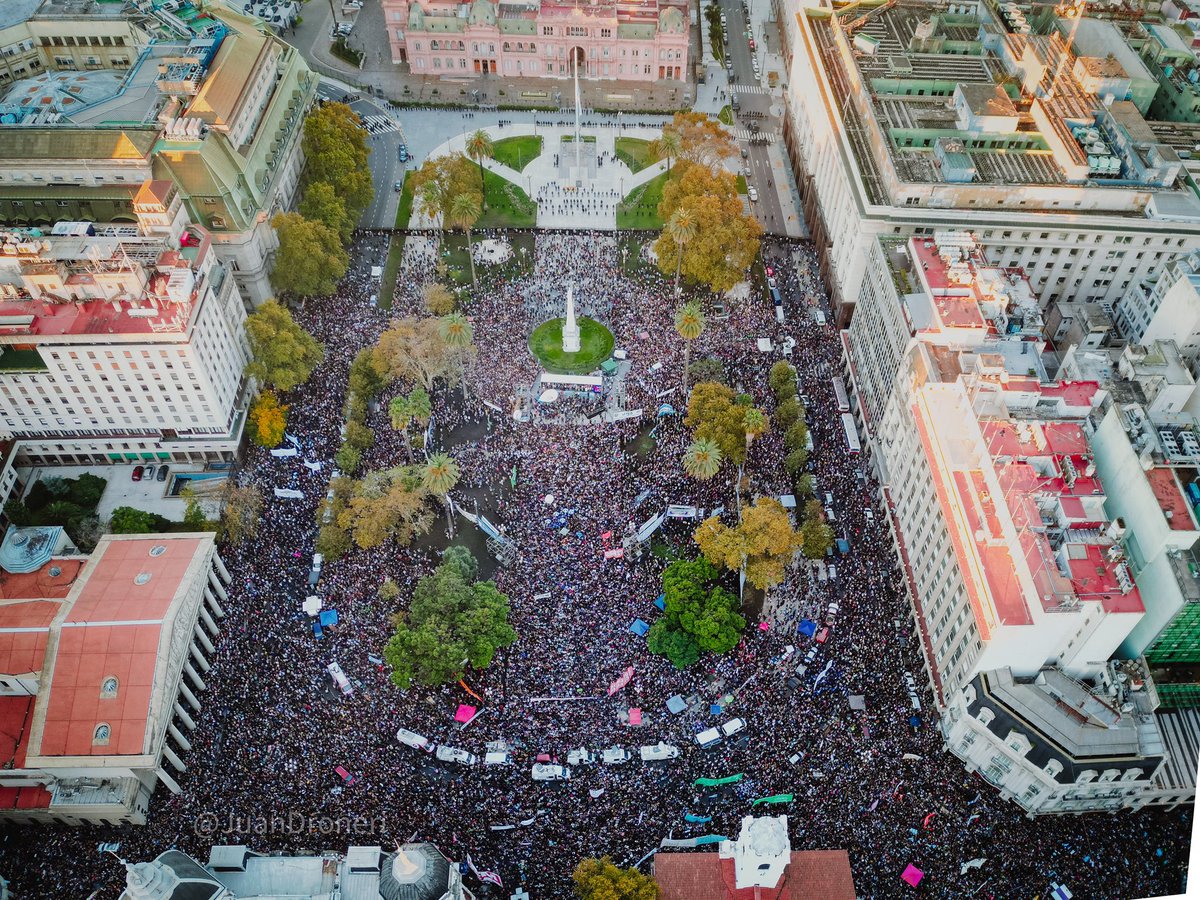 La gran marcha federal universitaria del 23 de abril en Argentina por una universidad pública, de calidad y gratuita. Una amplia contestación de la motosierra neoliberal de @JMilei 👇👇👇 baylos.blogspot.com/2024/04/la-gra…