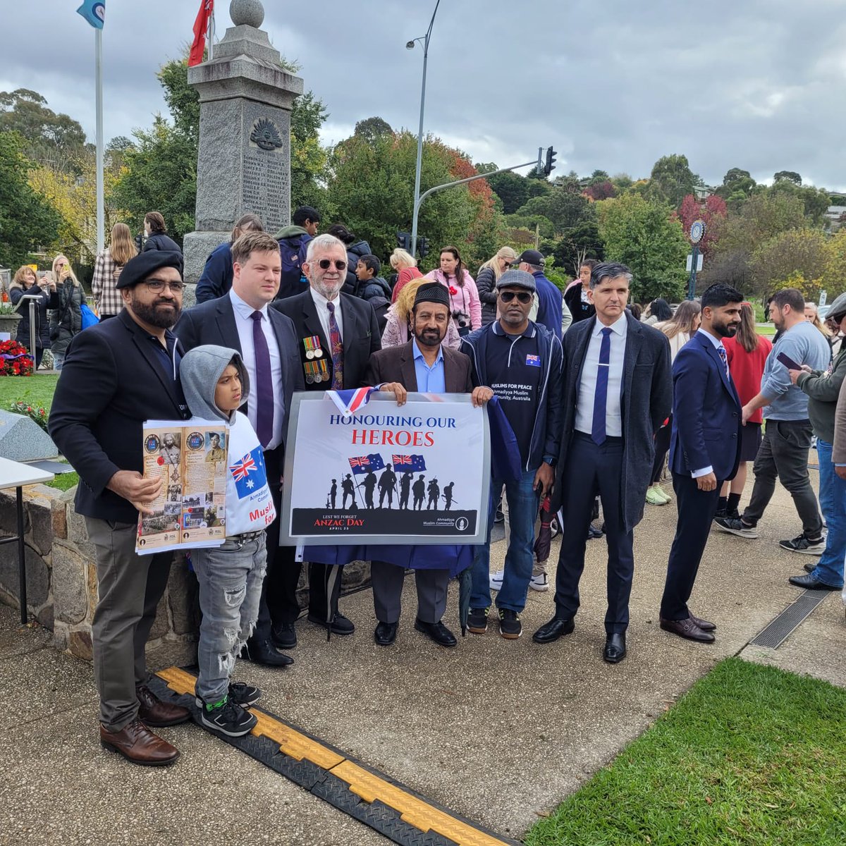 @AhmadiyyaVIC attended the ANZAC parade at @RSLBerwick to pay tribute to the soldiers by laying wreath; with many dignitaries @JasonWood_MP @GaryMaasMP and local community members & @RotartyClub #AnzacDay2024. #MuslimsForPeace