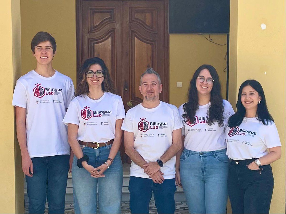 bilingualab_ugr's tweet photo. Nuevas camisetas de BilinguaLab! Ya estamos equipados para divulgar en esta temporada 2024 😊

El logo lo diseñó nuestro compañero @MontanoSLA y las camisetas, la empresa Adecua. Thanks a lot!! @de_inglesa @FyL_UGR @CanalUGR @IberlabE @BilingMatters https://t.co/RHKBZwbtvF