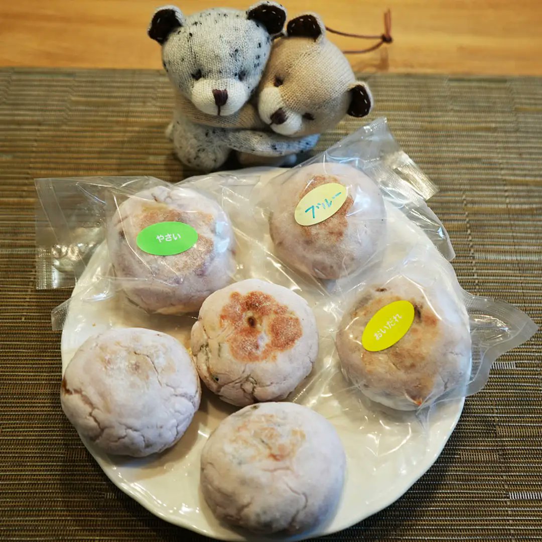 manarinmoririn's tweet photo. 5/1 マルシェで、鹿肉おやき🦌と鹿肉からあげ🦌、春熊おむすび����はいかがですか😋
長野県で現在8名位しかいない長野県認定管理捕獲技術者のうち1人の菊地さんが、捕獲〜衛生管理〜検査〜解体まで行っています♡春熊は冬眠明けで動いていないので柔らかく、脂もまだあるので最高に美味しいらしいです😋 https://t.co/5DPsU8izay
