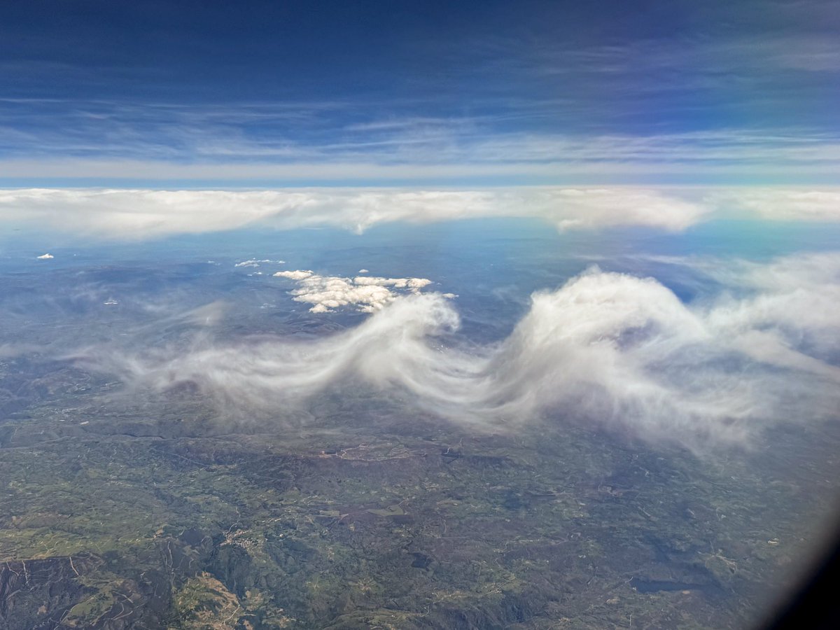 Some Kelvin-Helmholtz clouds over northern Spain through the window of an EasyJet from Bristol to Porto. @CloudAppSoc
