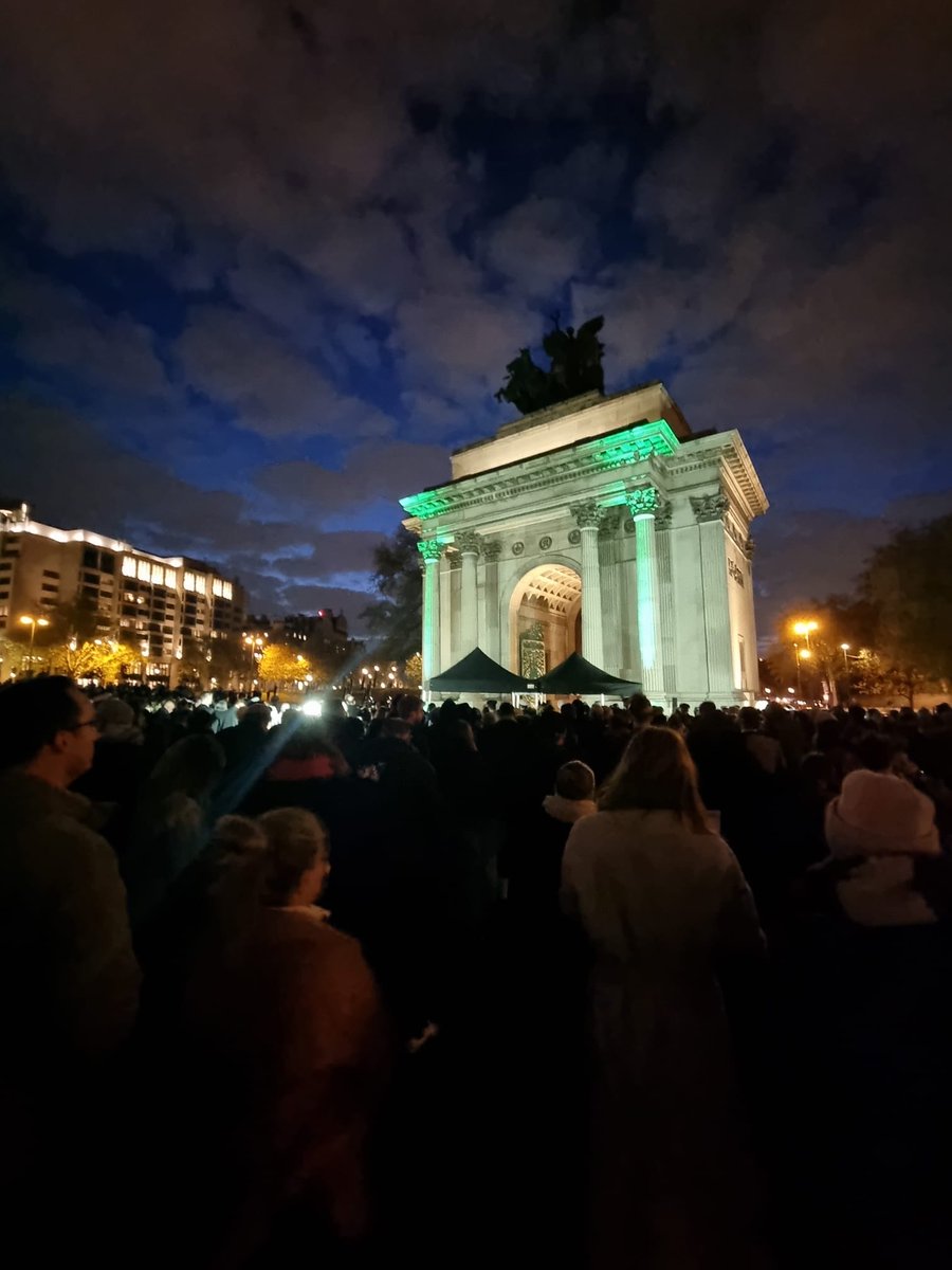 Huge turnout for ANZAC day Dawn Service at Wellington Arch. Honoured to join Australian and New Zealand High Commissioners, forces personnel and so many London-based Aussies and Kiwis to commemorate all who’ve served in conflicts since the 1915 Gallipoli landings at Anzac Cove