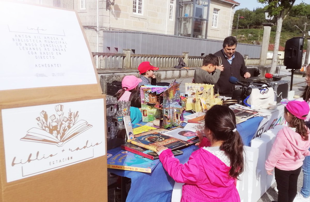 bescolaresgal's tweet photo. O CEIP A Lama, CEIP Doutor Suárez e CEIP Plurilingüe de Carballedo celebraron o I Encontro Letras na Praza, unha xornada arredor dos libros e a lectura.
#DíaDoLibro24 #Lecturascompartidas #Radionabiblio #BibliotecaCreativa #TecendoRedes https://t.co/8O7sMeDKmC