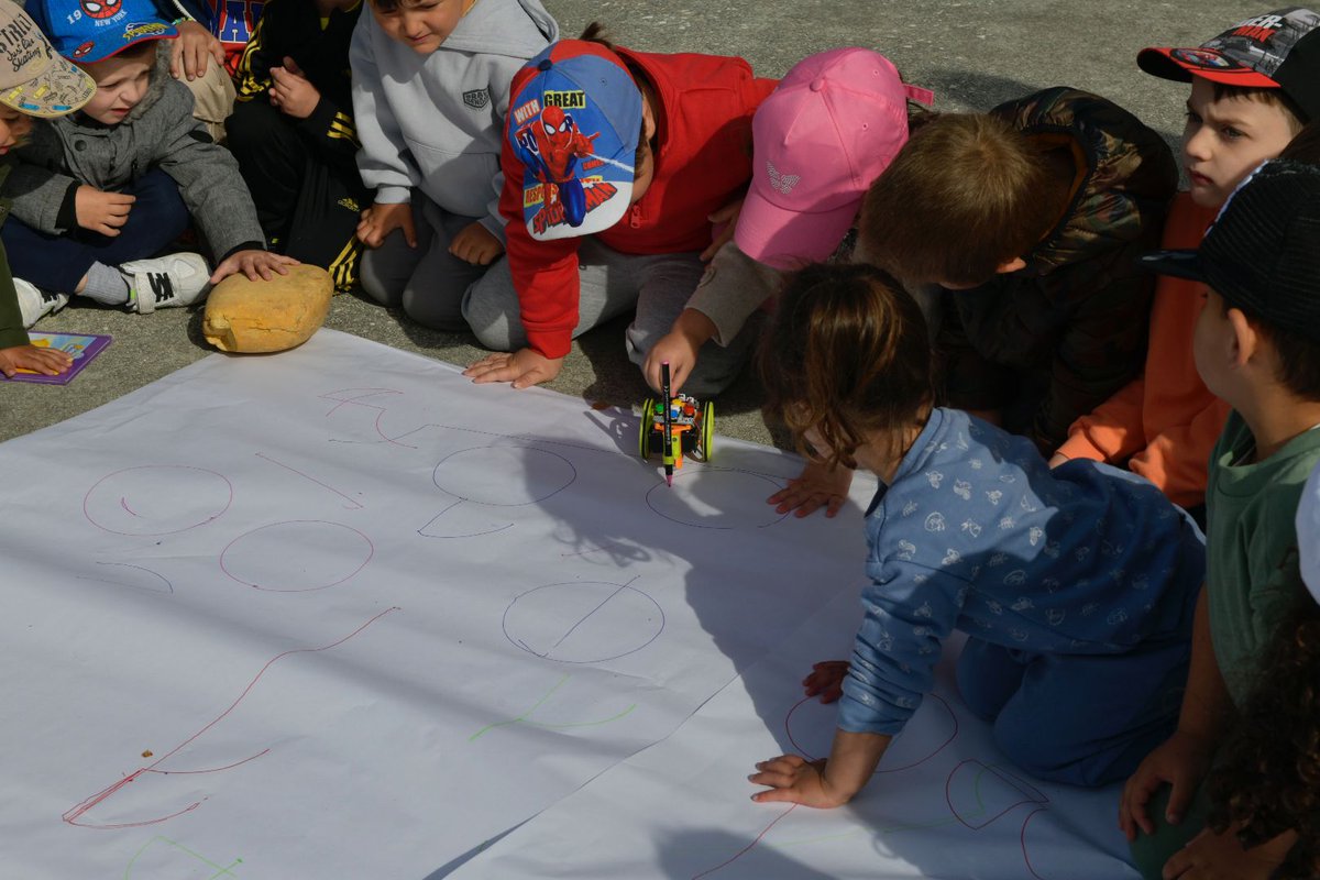 O CEIP A Lama, CEIP Doutor Suárez e CEIP Plurilingüe de Carballedo celebraron o I Encontro Letras na Praza, unha xornada arredor dos libros e a lectura.
#DíaDoLibro24 #Lecturascompartidas #Radionabiblio #BibliotecaCreativa #TecendoRedes