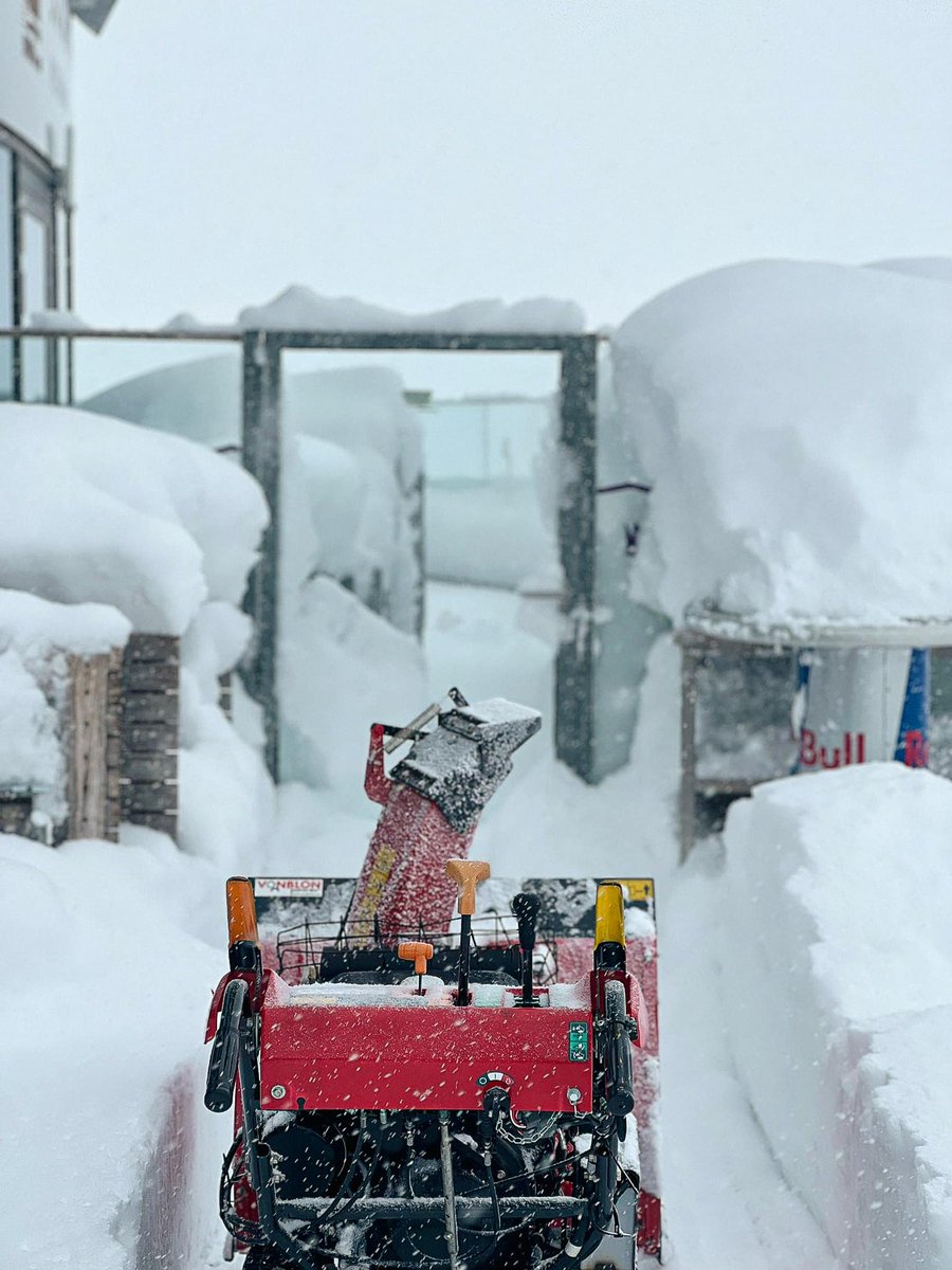 Still fancy skiing? This was Stubai earlier this week...😍