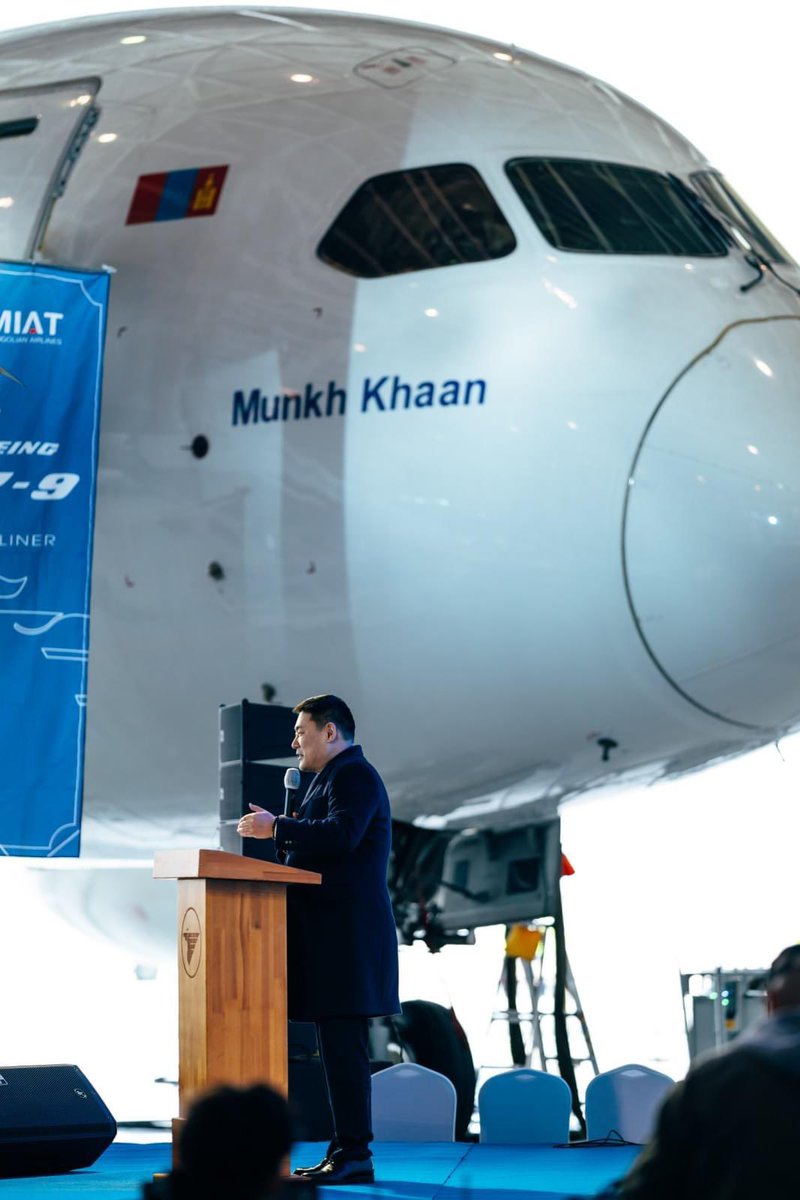 Шинэ онгоцоо хүлээн авлаа 🛫 Монгол улс өнгөрсөн онд 600 мянган жуулчин хүлээн авч, 1.2 тэрбум ам.долларыг олж, аялахад таатай улс орнуудын жагсаалтыг тэргүүлсэн. Өнөөдөр үндэсний агаарын тээврийн 'МИАТ' компани BOEING 787-9 DREAMLINER загварын хоёр дахь агаарын хөлгөө хүлээн…