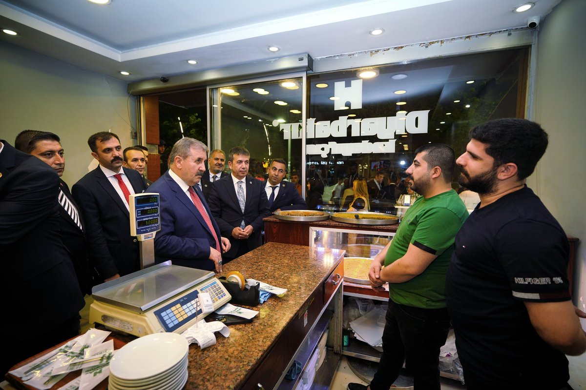 Batman’da, Diyarbakır caddesi esnafımızı da ziyaret ederek, hal ve hatırlarını sorduk. Güncel konular üzerine hasbihal ettik. Allah işlerini güçlerini rast getirsin. Bol ve bereketli kazançlar nasip etsin.