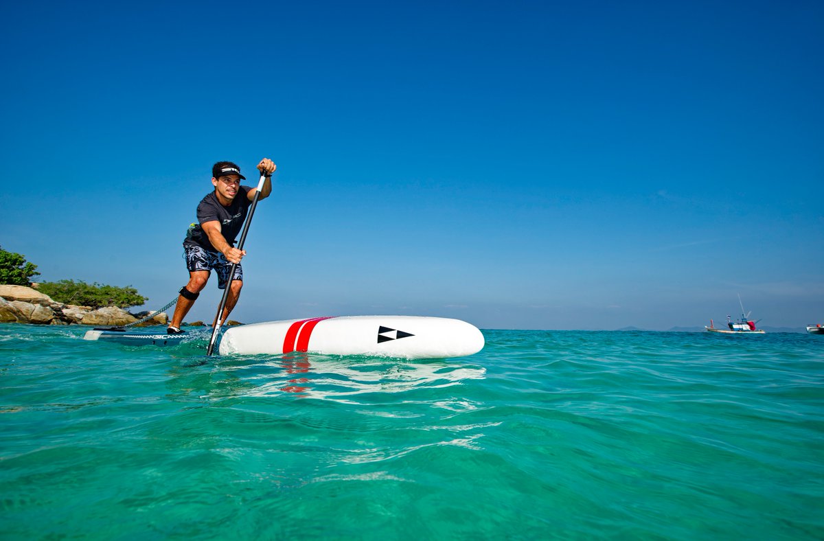 Blue skies and crystal clear waters... where is your dream place to paddle?! Share your ultimate paddleboarding paradise below! 🌴🌊⬇️ #supconnect #paddleboarding #sup #boundbywater 📸: @sicmaui x @Davidleaosup