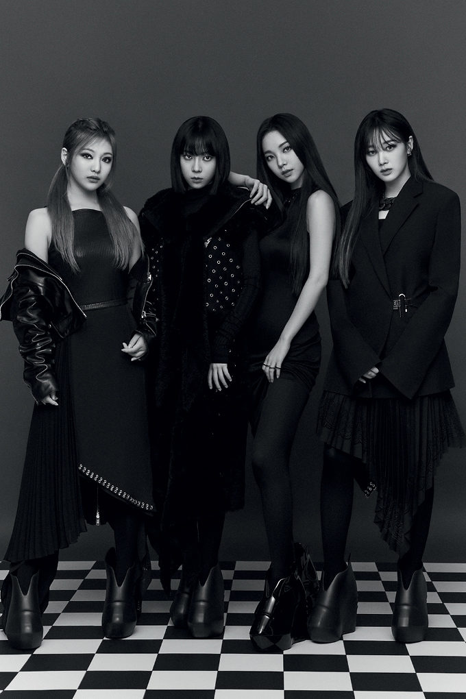 viraltakes's tweet photo. Min Hee Jin reveals that Bang Sihyuk asked her if she could 'step' on aespa.

However, she replied “that was never my goal.” https://t.co/n7pouk2gkx