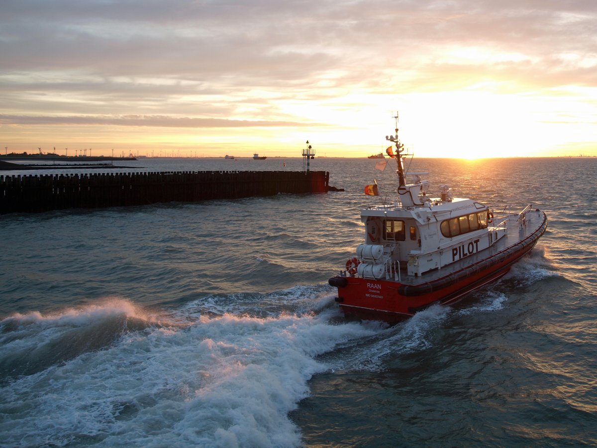 Loodswezen zoekt enthousiaste en dynamische diensthoofden in Antwerpen en Gent! 👨‍✈️ 🌊 Heb jij een passie voor leiderschap en wil je bijdragen aan de veiligheid en efficiëntie van onze vaarwegen? Solliciteer nog snel 👉loom.ly/-UJKrC8 #mdkinbeeld