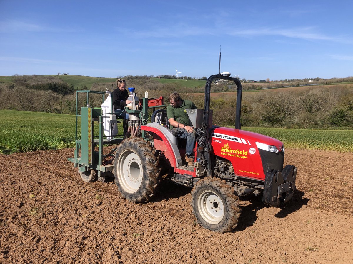 Ideal seedbed conditions last saturday meant the team could get on and drill spring barley, cover crops, grass & SFI mixes at the South West iFarm @whbond Thanks to George and Martha from #Envirofield @EnvirofieldL ⁦ ⁩📷 John Harper