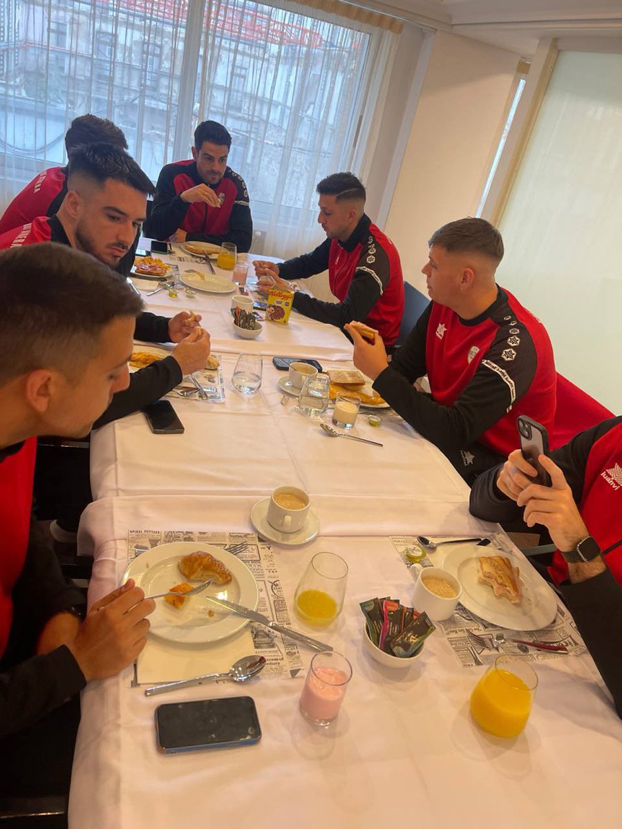 👋🏼☀️ ¡𝐁𝐮𝐞𝐧𝐨𝐬 𝐝𝐢́𝐚𝐬! 

Hoy es uno de los días más importantes de la historia del voleibol utrerano 🤩.

🍏 Nuestro equipo se encuentra desayunando en el hotel para dirigirse ahora al entrenamiento previo al partido de esta tarde 💪🏼.

#UtreraSienteElVoley