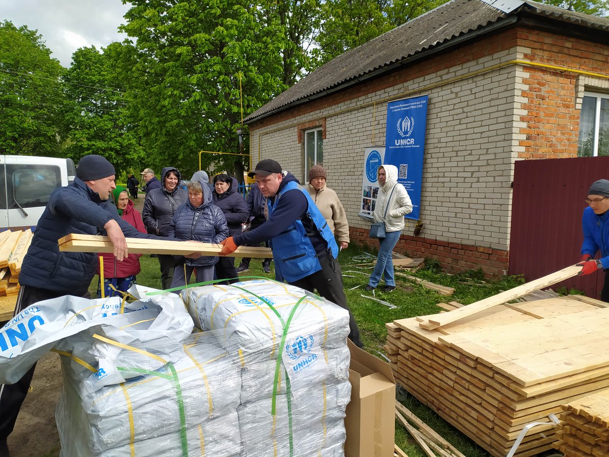 Dobrianske village of Sumy region suffers from shelling. 58 families in amount of 76 people received assistance from @MissionProliska in the form of materials for quick repair from @UNHCRUkraine. #Proliska #UNHCRUkraine #Bravepeople