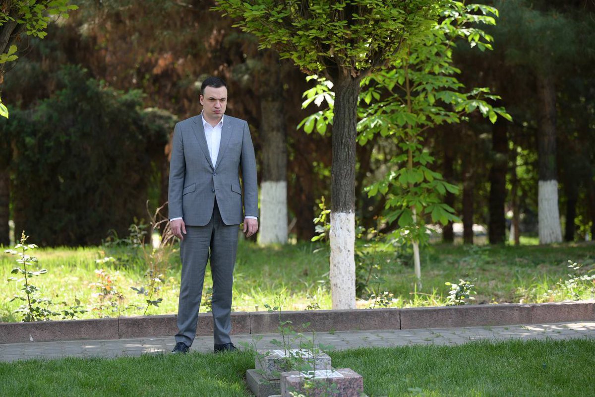 Делегация из Свердловской области во главе с заместителем Губернатора Дмитрием Иониным возложила цветы к Вечному огню на Волгоградском Мемориальном кладбище Ташкента.