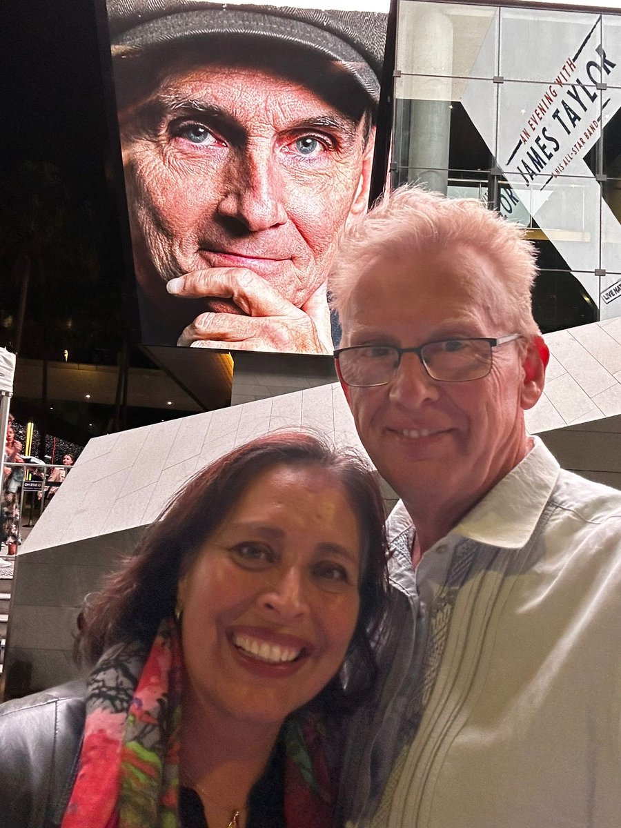 Full house at James Taylor last night. Everyone knows the words but nobody sings along. No one feels the need to prove their level of fandom by singing. They paid to hear HIM sing. It felt a bit weird after Taylor Swift.