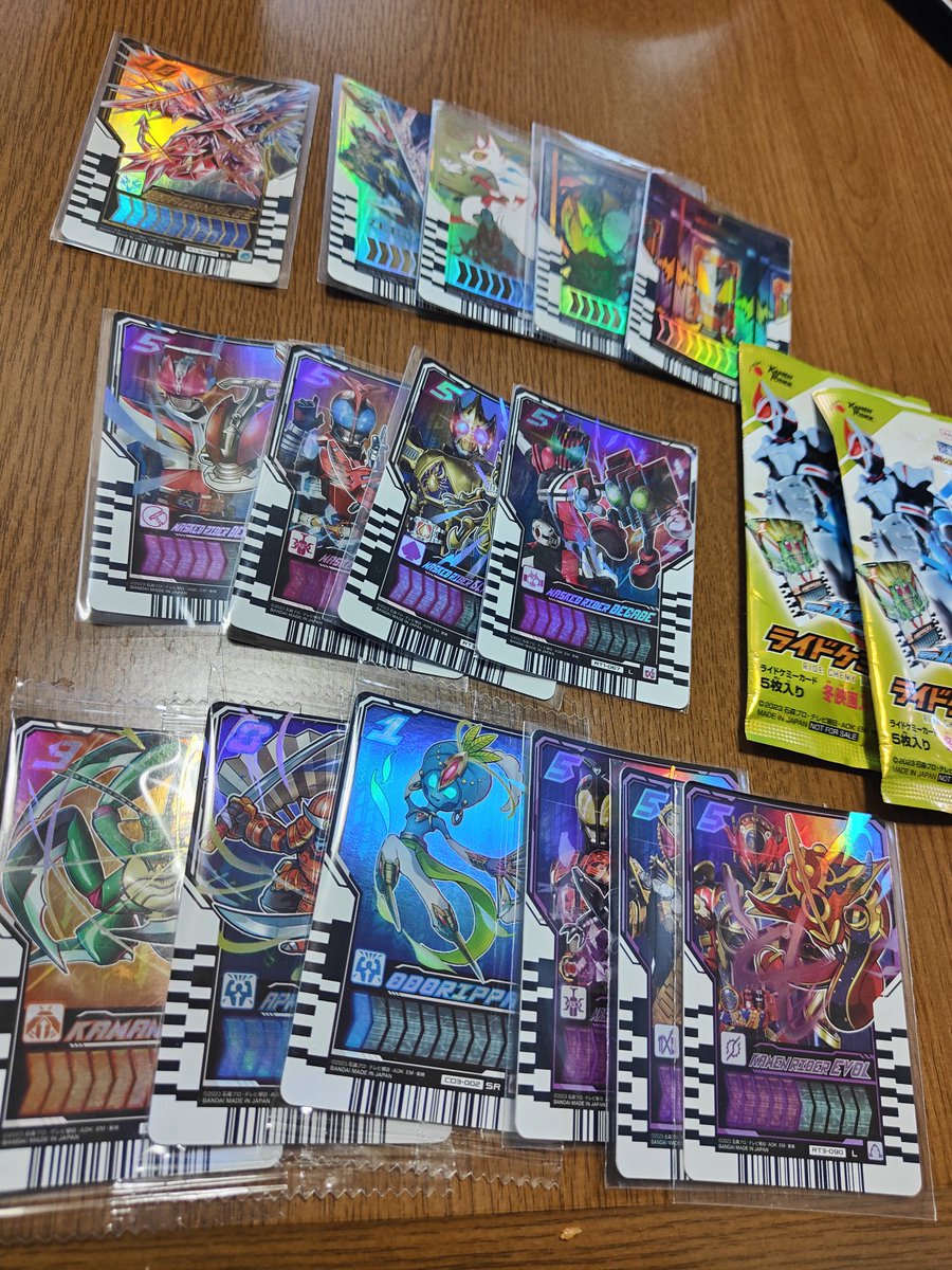 Act_Future0628's tweet photo. ライドケミートレカ交換希望

譲)ドラゴナロス＋画像のもの数枚

求)ガイアード

梱包して郵送にて交換対応いただける方よろしくお願いいたします。
#ライドケミートレカ
#ガイアード
#ドラゴナロス https://t.co/FgWxyKCu0N