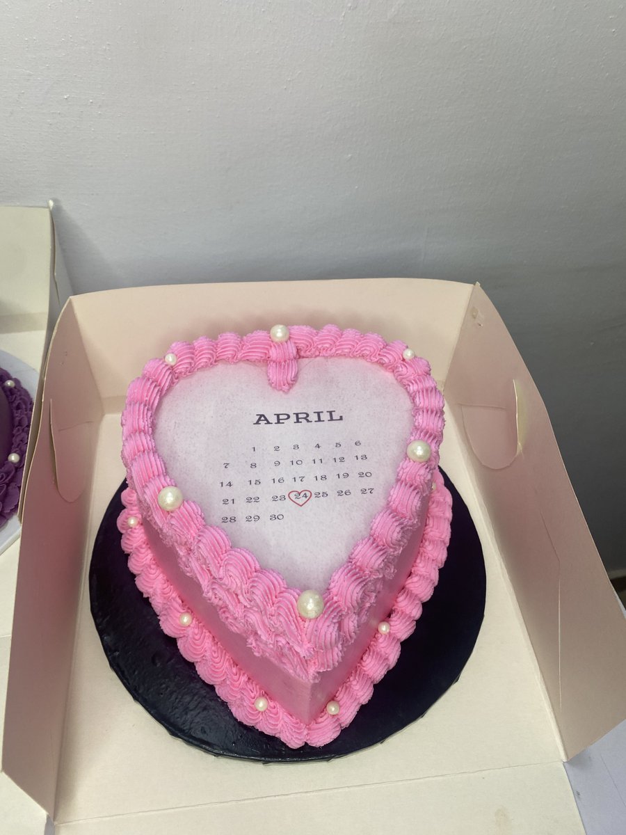 Delivered The Mirror selfie cake and Burn-away cake to someone’s best girl 🥳 Need a cake or two? I’m available to take your orders. Location - Lagos